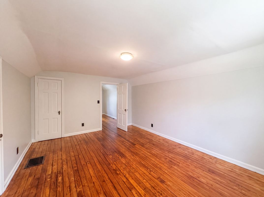 Photo 8 of 21 of 1304 Coolidge Ave, Cincinnati, OH