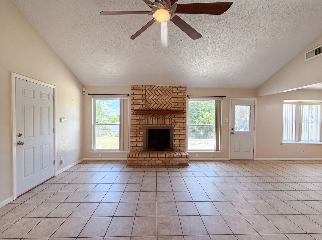 Photo 3 of 16 of 2803 Persimmon Dr, Killeen, TX