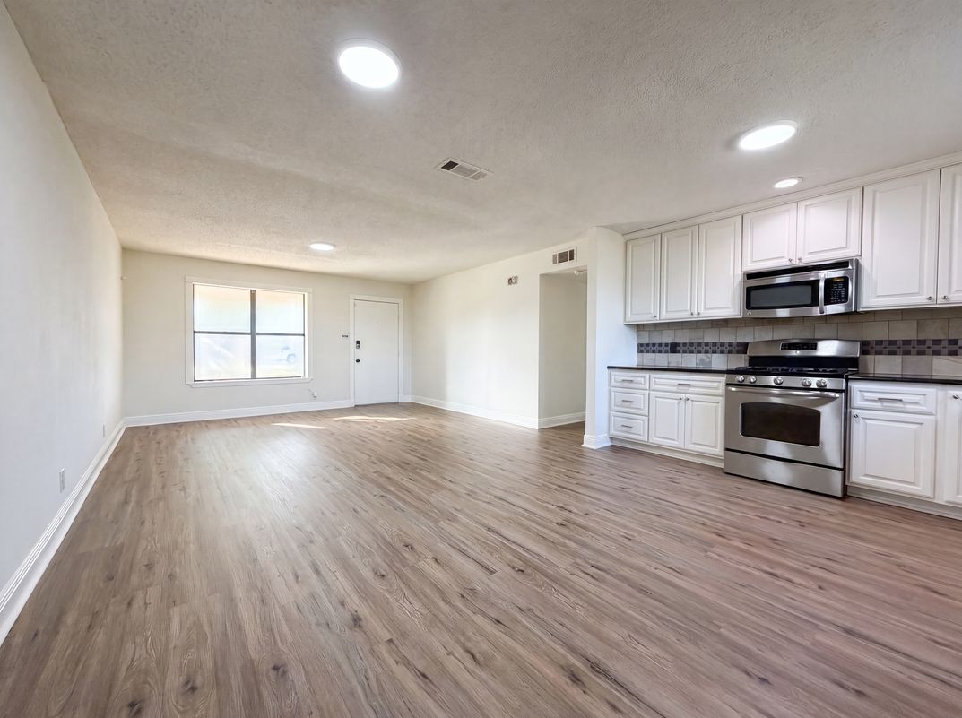Photo 7 of 16 of 1308 Longhorn Dr, Floresville, TX