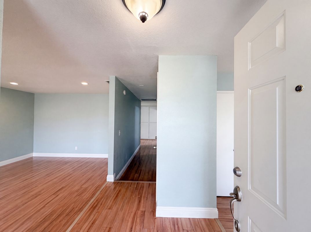 Photo 9 of 25 of 7804 McClintock Way, Sacramento, CA