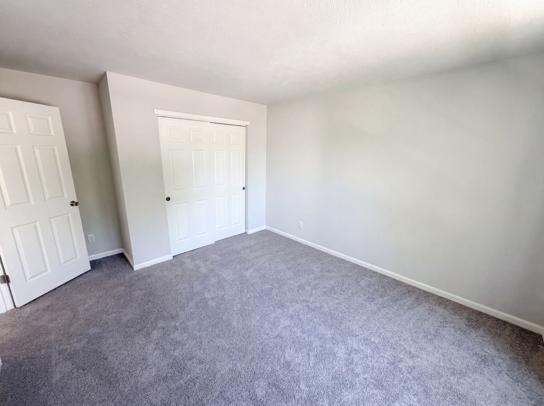 Photo 13 of 28 of 2219 Rolling Oak Dr, Indianapolis, IN
