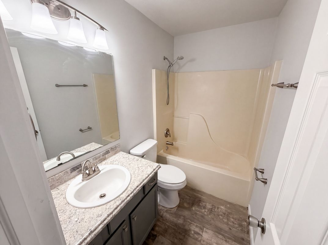 Photo 6 of 28 of 2219 Rolling Oak Dr, Indianapolis, IN