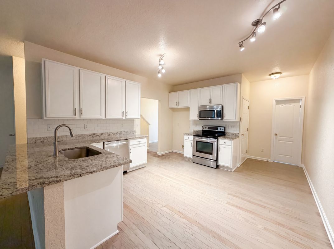 Photo 2 of 18 of 5080 Windsor Forrest Ln, Atlanta, GA