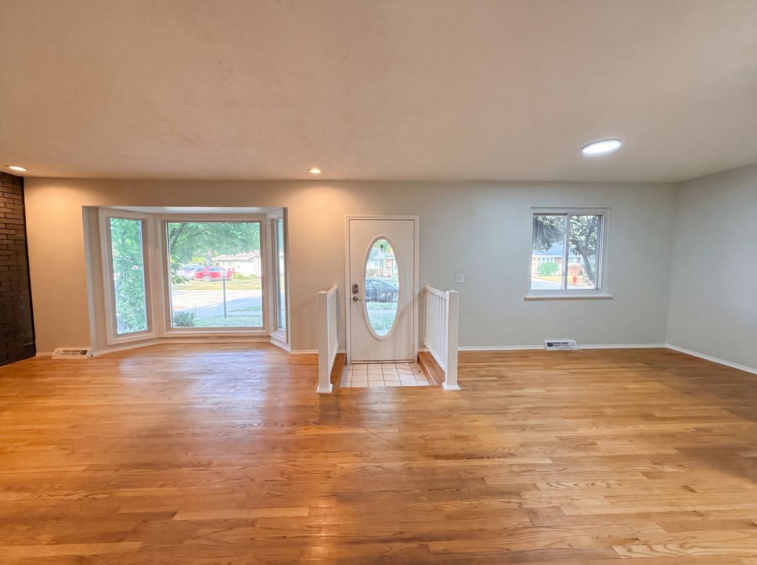 Photo 3 of 23 of 14743 Ronnie Ln, Livonia, MI