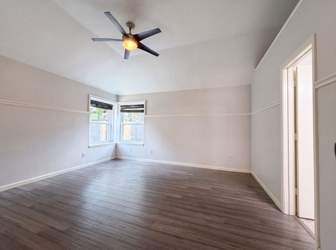 Photo 4 of 19 of 2831 Red Oak Dr, Grand Prairie, TX