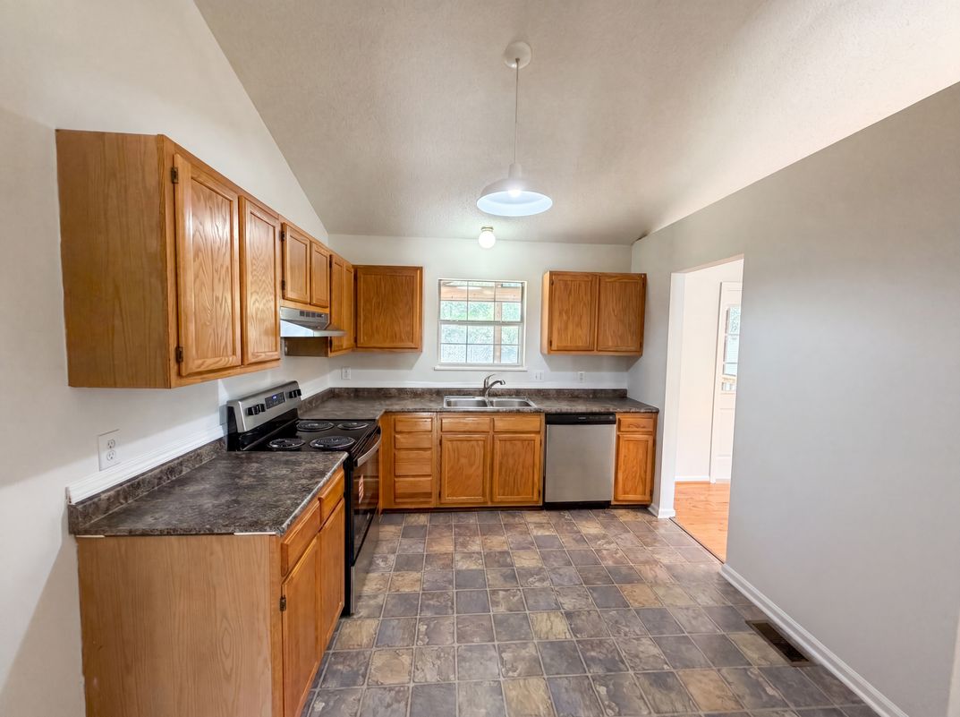 Photo 2 of 32 of 163 Stonewood Dr, West Columbia, SC