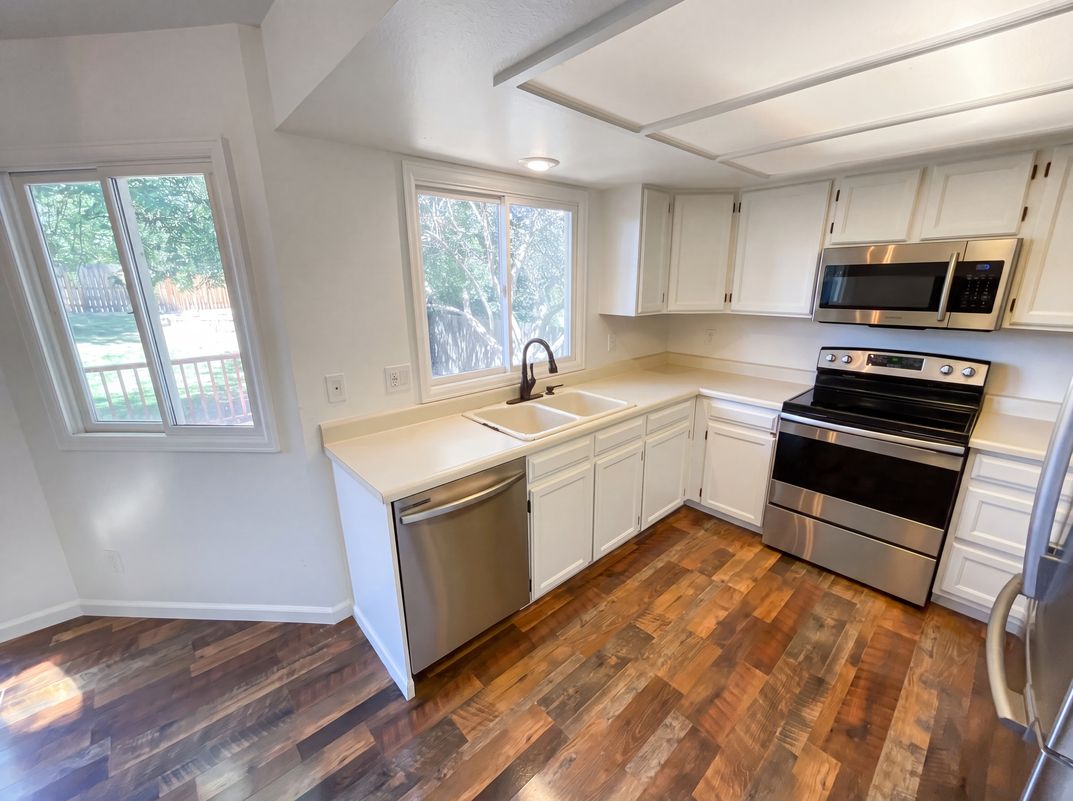 Property photo 2 of 9938 Garland Dr