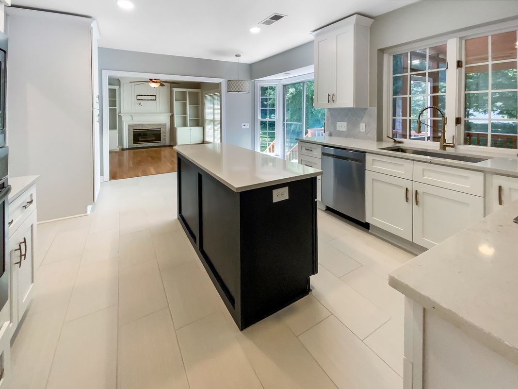 Photo 11 of 24 of 8806 Glenside St, Huntersville, NC