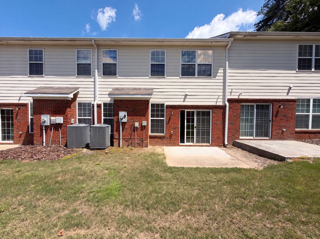 Photo 5 of 23 of 1019 Ivydale Cir, Lawrenceville, GA
