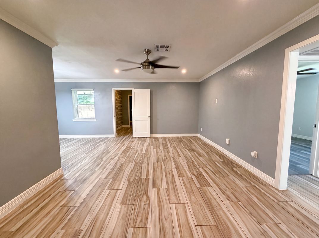 Photo 3 of 21 of 9314 Deanwood St, Houston, TX