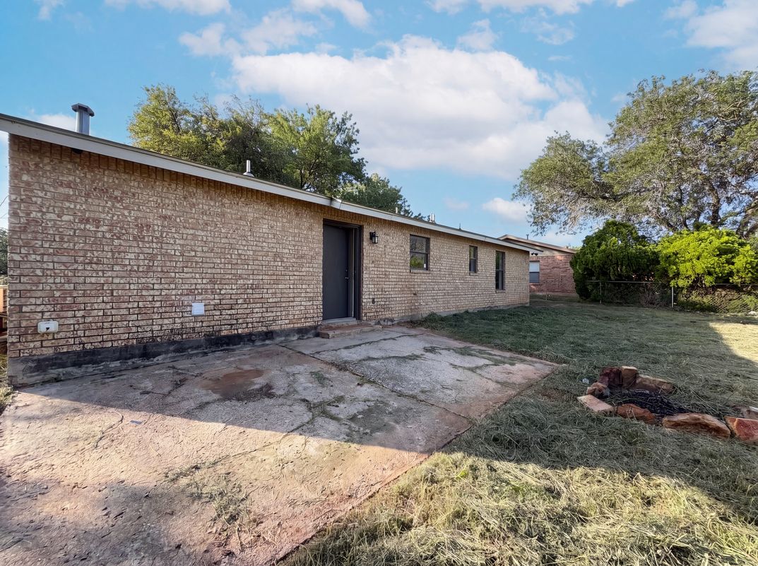 Photo 15 of 16 of 1308 Longhorn Dr, Floresville, TX