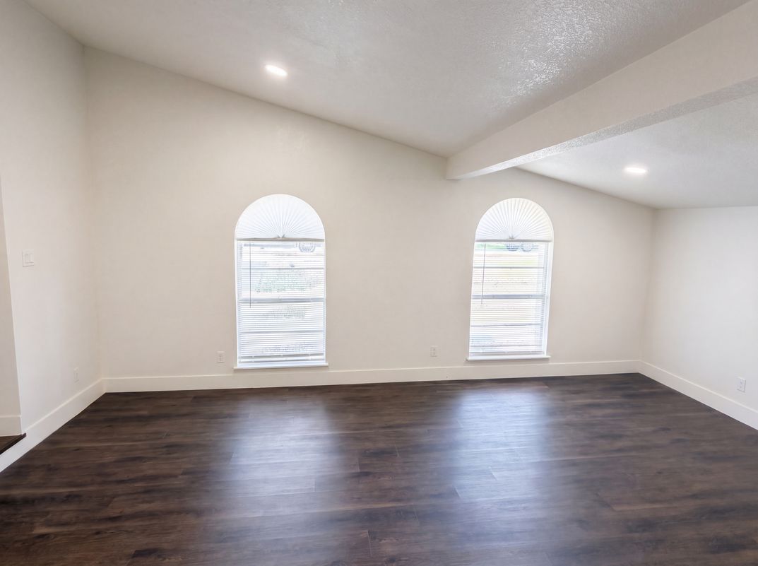Photo 9 of 21 of 3111 Windsor Rd, Carrollton, TX