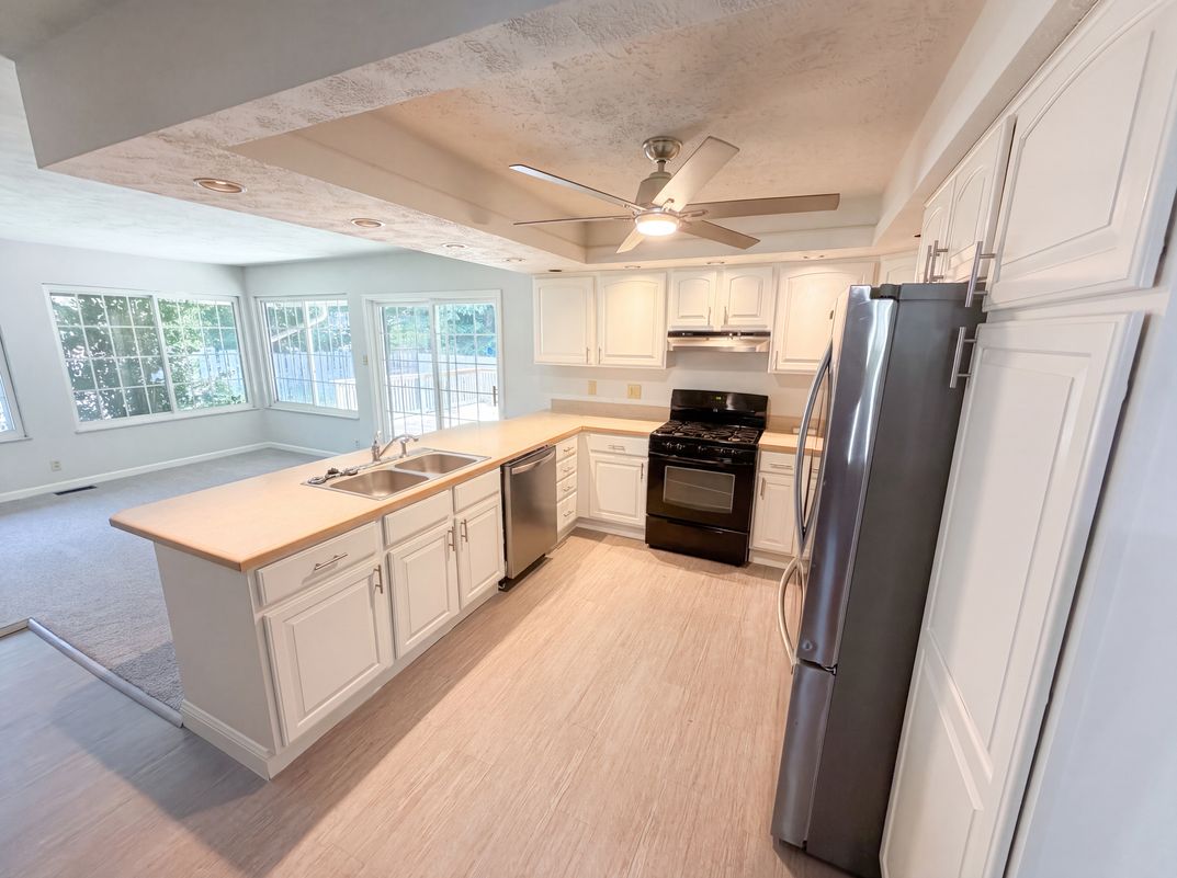 Photo 6 of 24 of 8223 Taunton Rd, Indianapolis, IN