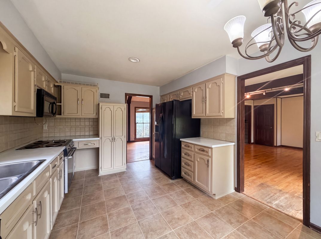 Photo 6 of 27 of 6916 N Overland Dr, Kansas City, MO
