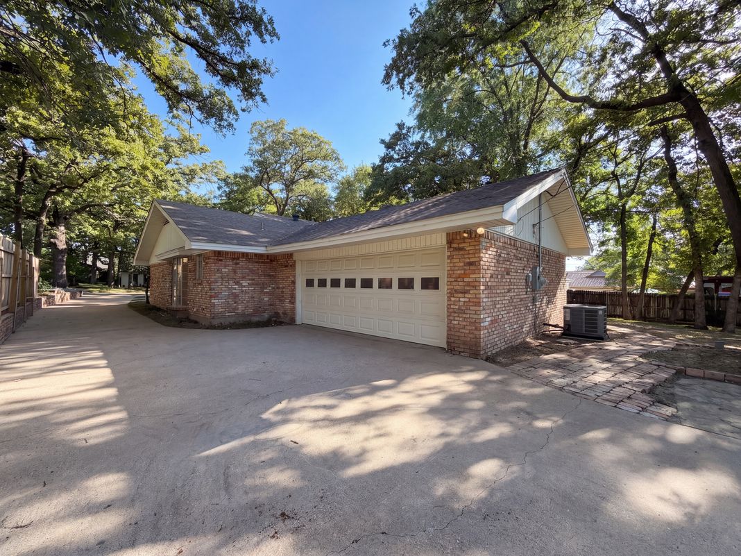 Photo 28 of 31 of 813 Wheelwood Dr, Hurst, TX