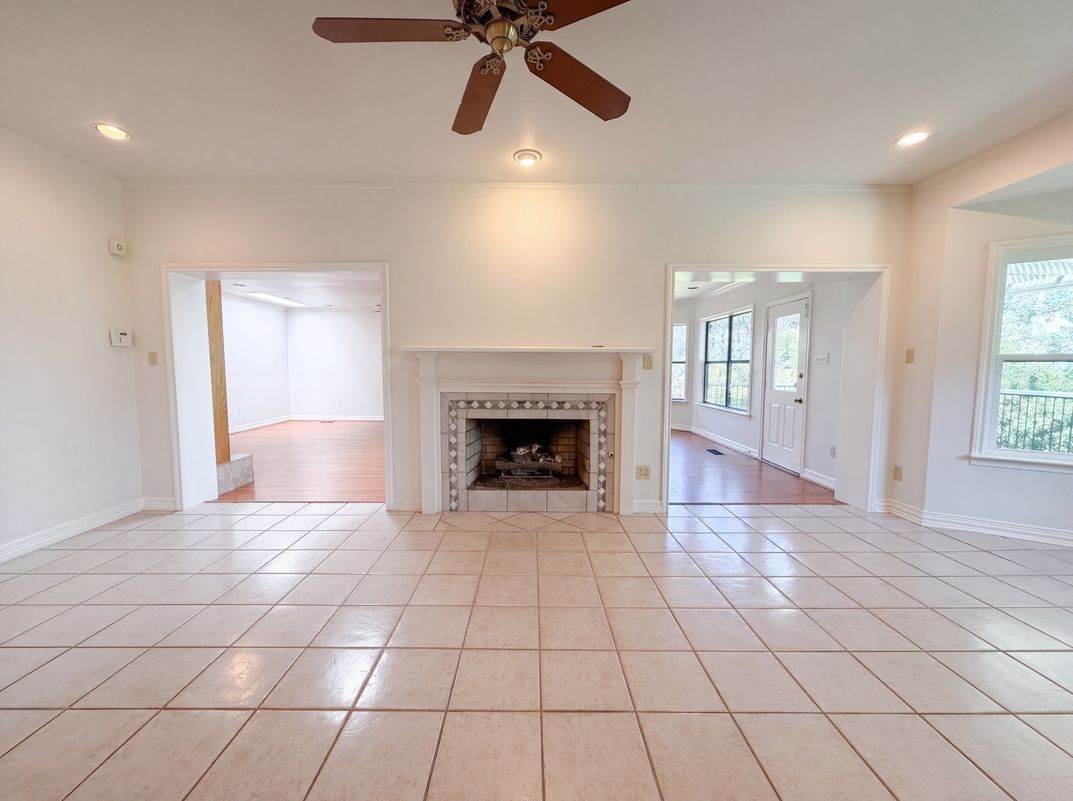 Photo 3 of 23 of 7632 Westwind Dr, Fort Worth, TX