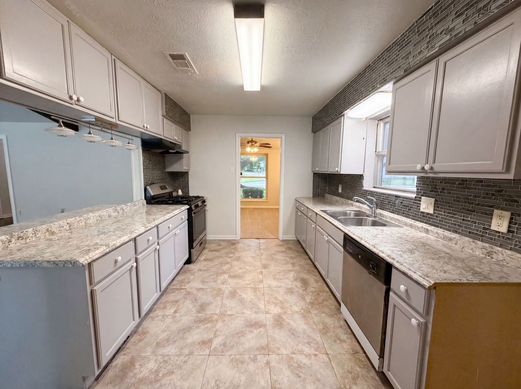 Photo 9 of 21 of 316 Brookwood Dr, Desoto, TX