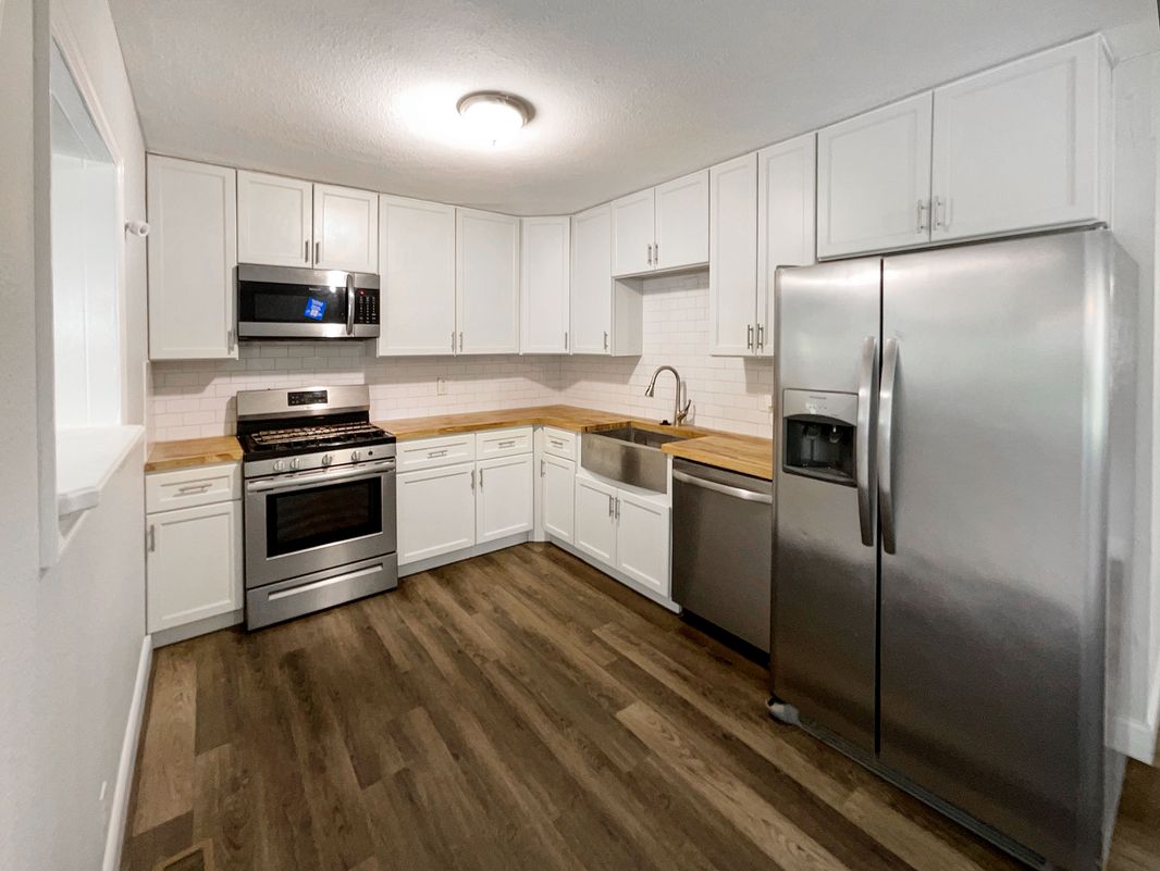 Photo 6 of 22 of 8040 Goldenrod Ct, Indianapolis, IN