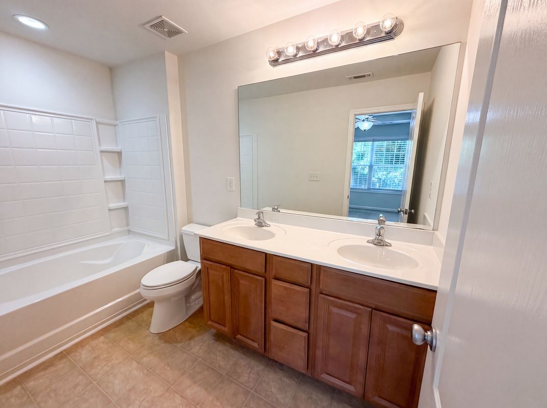 Photo 13 of 23 of 1019 Ivydale Cir, Lawrenceville, GA