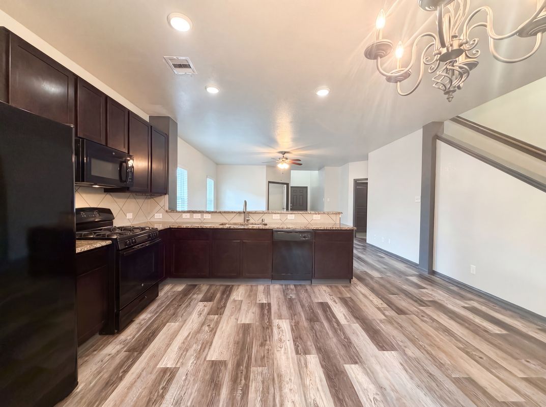 Photo 6 of 22 of 18664 Legend Oaks Dr, Magnolia, TX