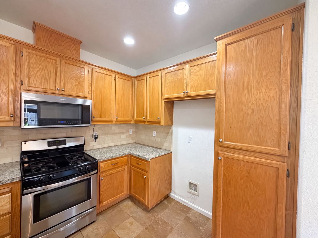 Photo 8 of 22 of 915 Wallace Dr, Woodland, CA