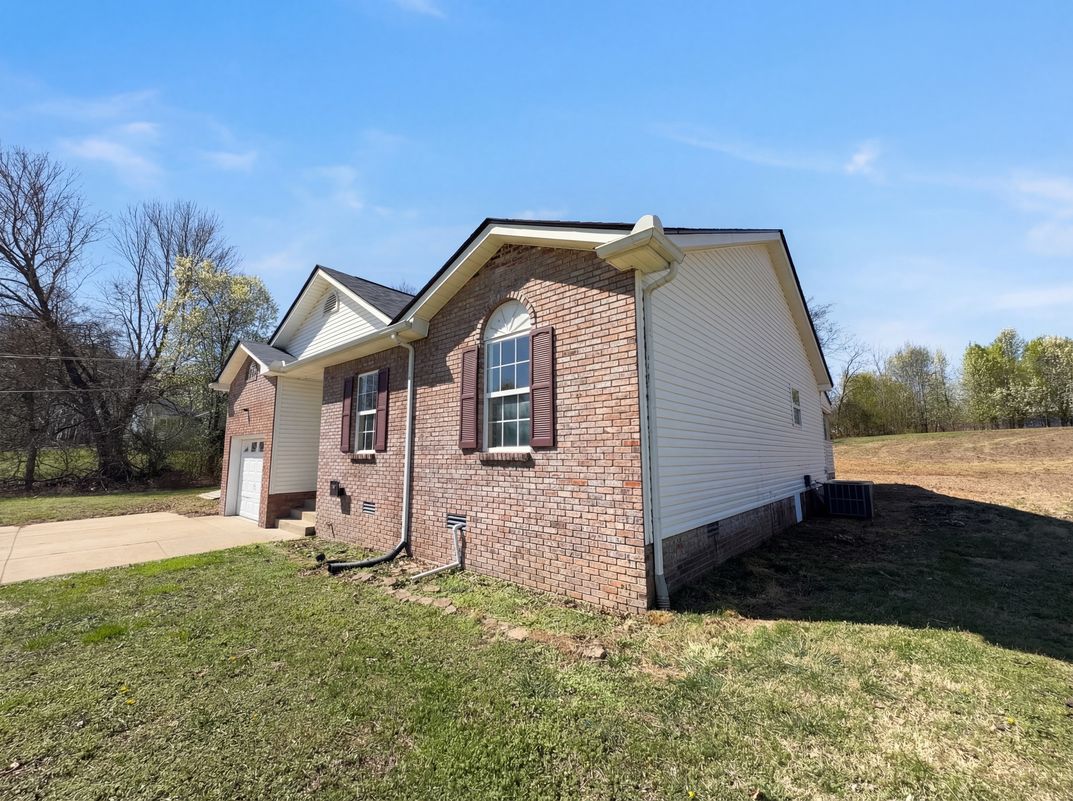 Photo 10 of 15 of 1690 Sparkleberry Dr, Clarksville, TN