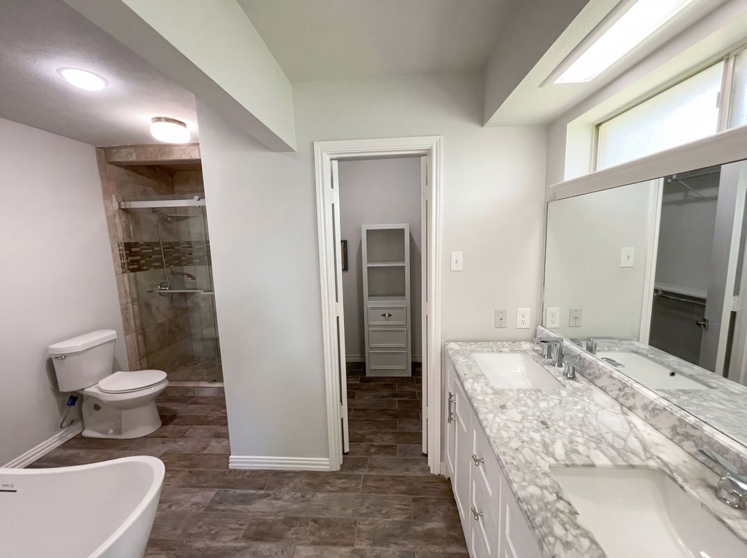 Photo 11 of 19 of 2800 N Surrey Dr, Carrollton, TX