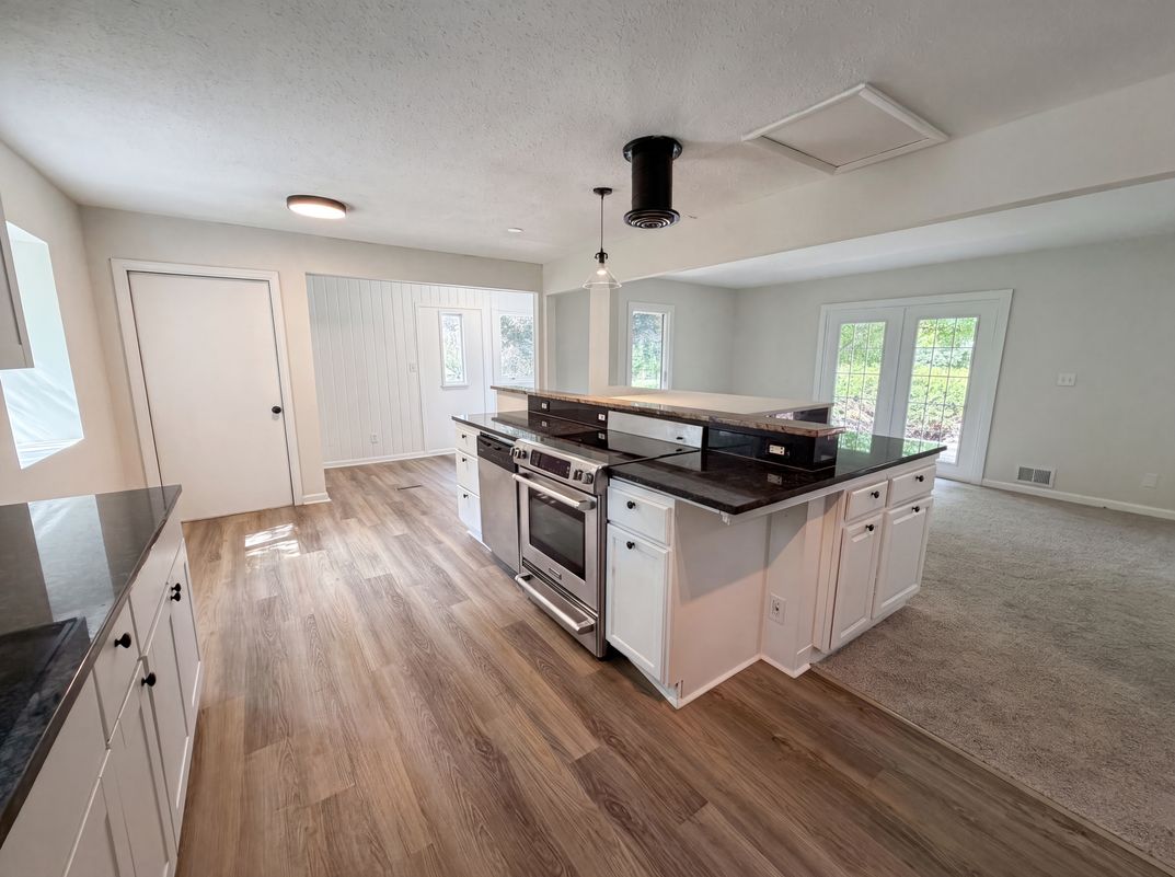 Photo 8 of 27 of 2591 Aldine St, Roseville, MN