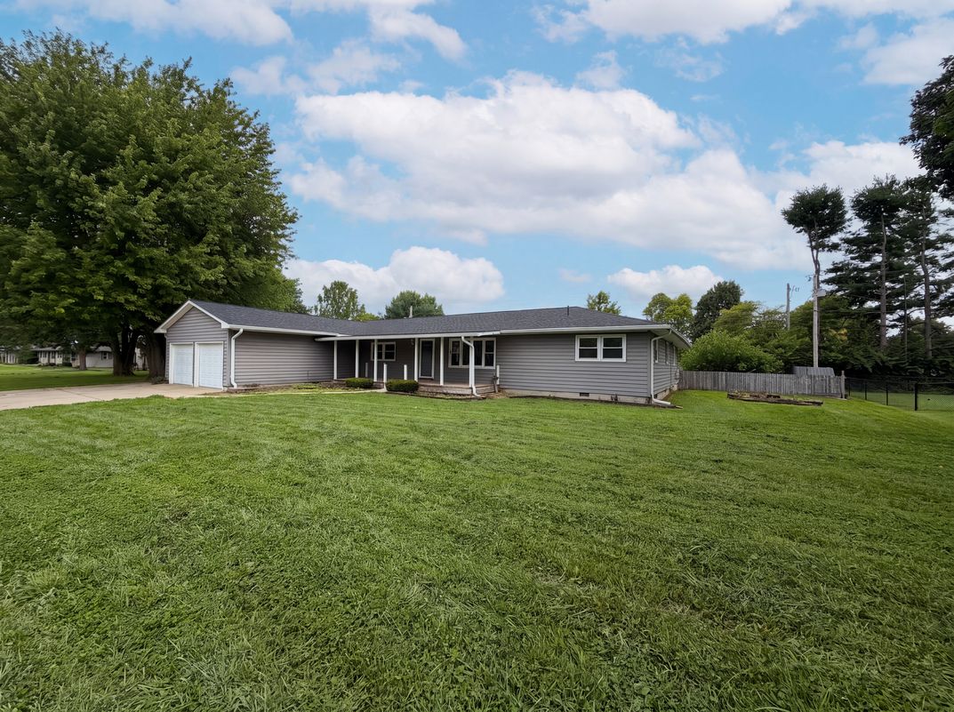 Photo 19 of 22 of 902 W Highland Dr, Shelbyville, IN