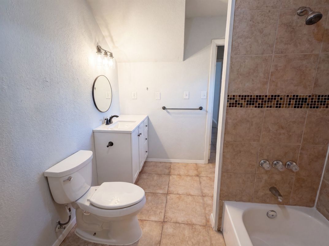 Photo 10 of 17 of 4526 S Horseshoe Trl, The Colony, TX