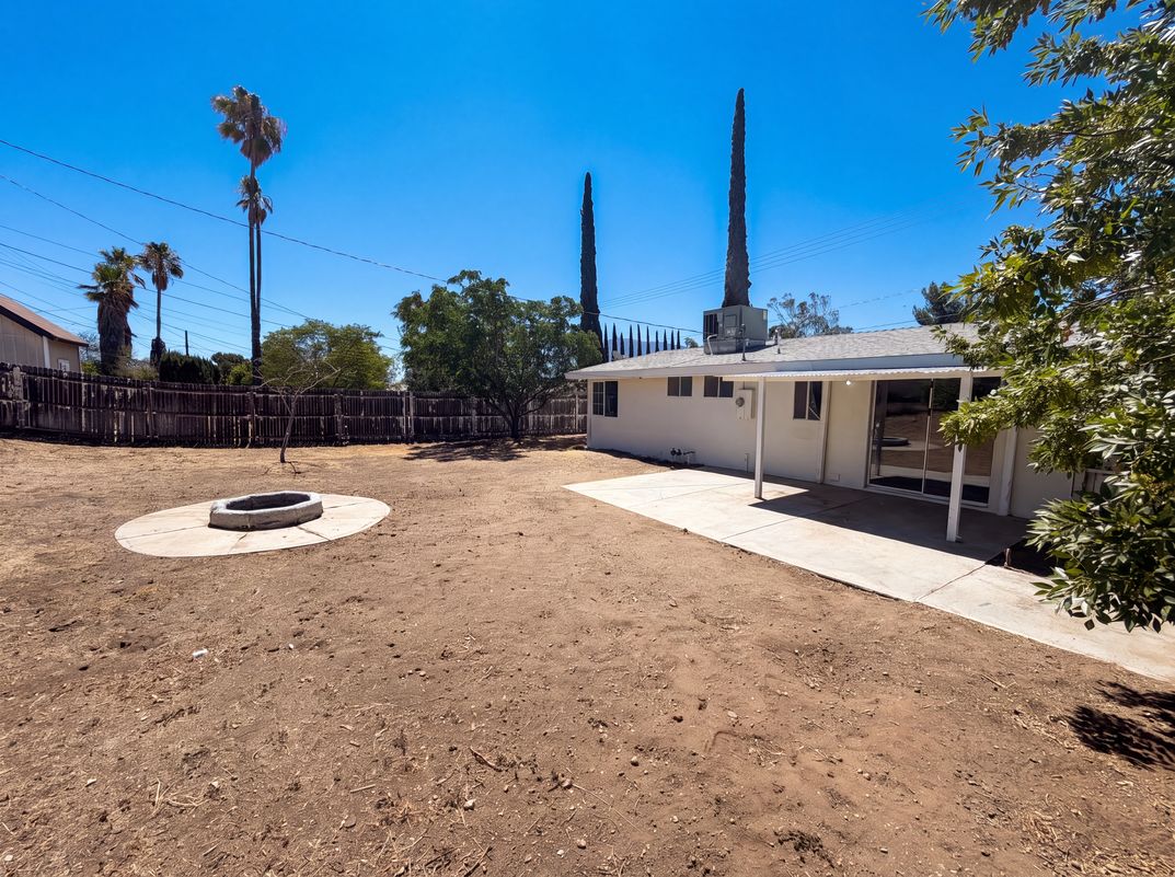 Photo 5 of 21 of 415 E Indian School Ln, Banning, CA