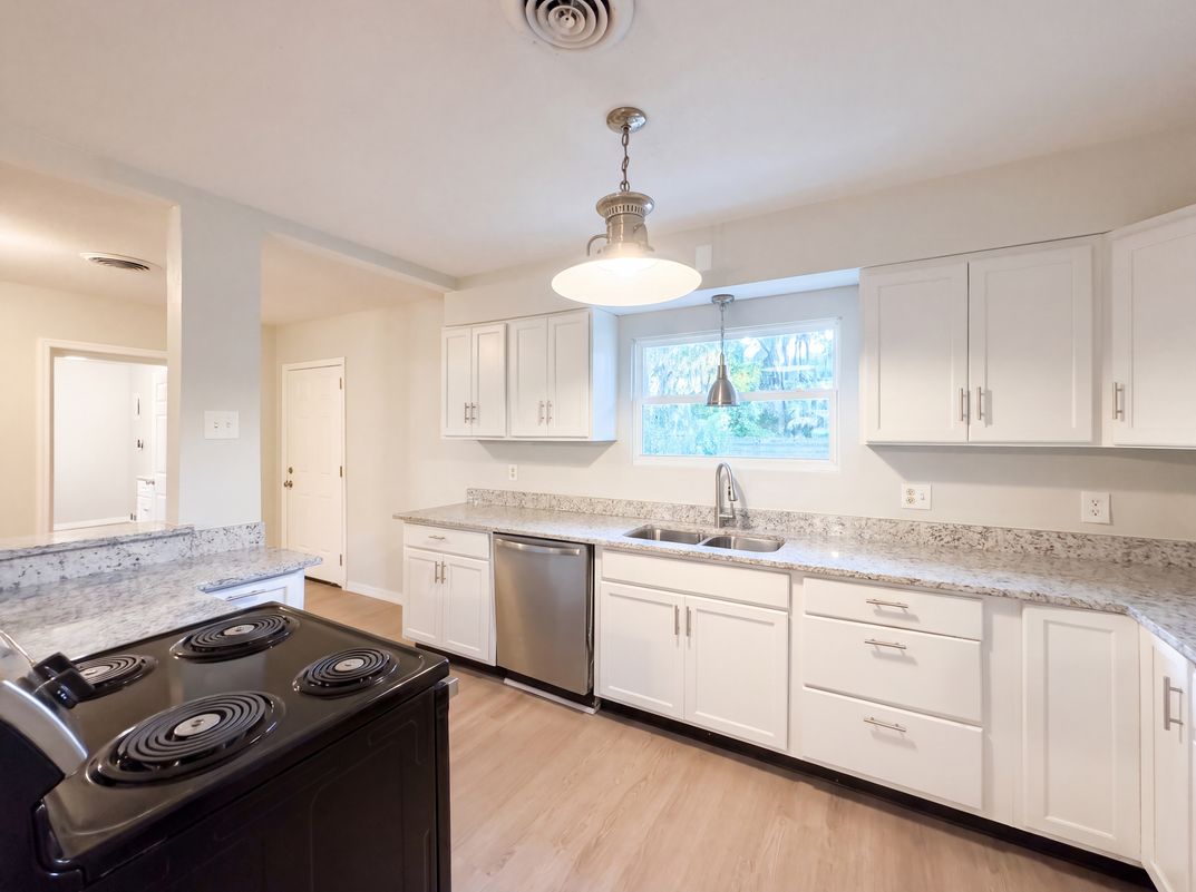 Photo 9 of 21 of 827 Dora Ave, Tavares, FL