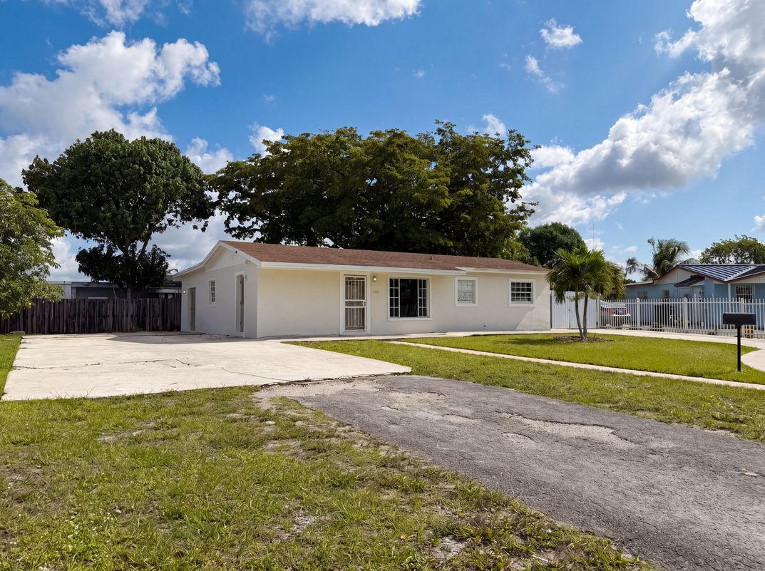 Photo 15 of 20 of 4403 NW 202nd St, Miami Gardens, FL