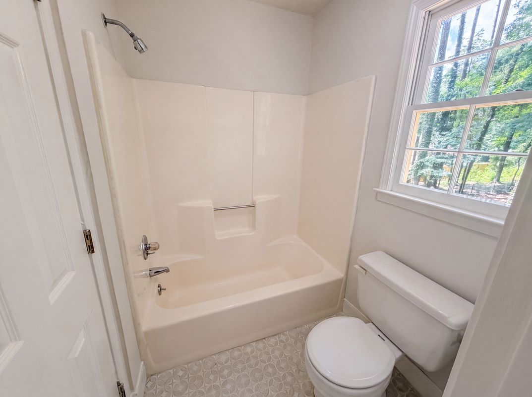Photo 15 of 29 of 4379 Inns Brook Dr, Snellville, GA