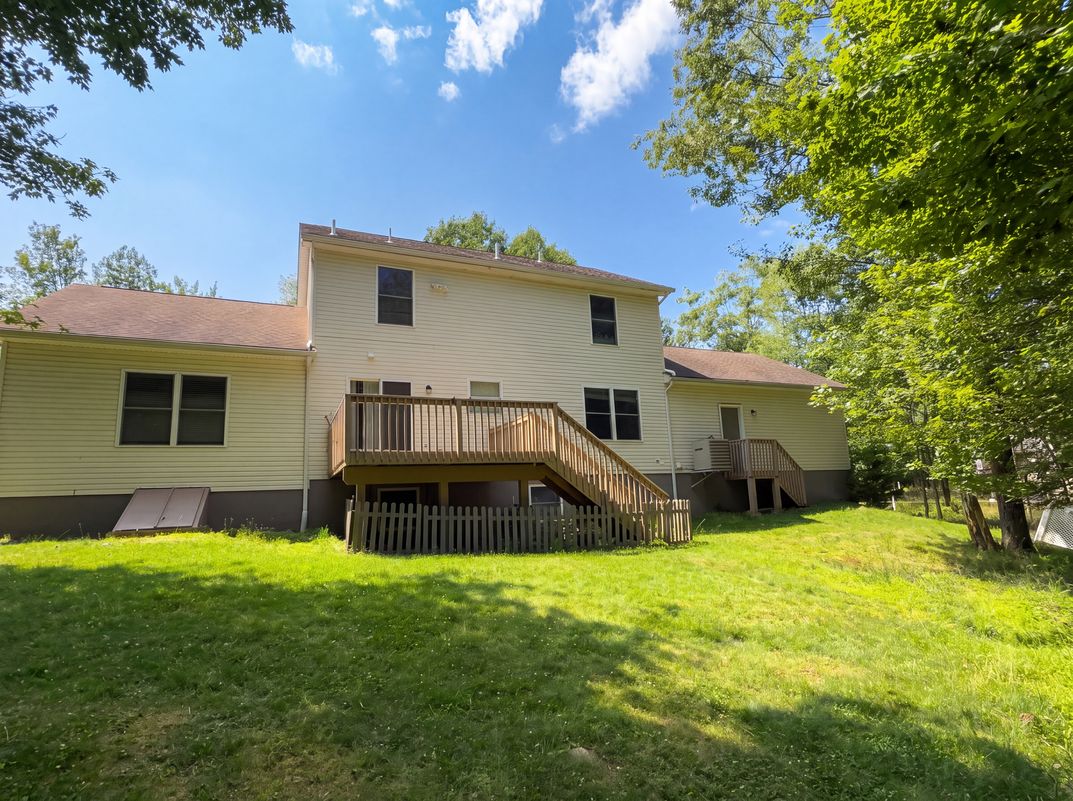 Photo 5 of 34 of 814 Clearview Dr, Long Pond, PA