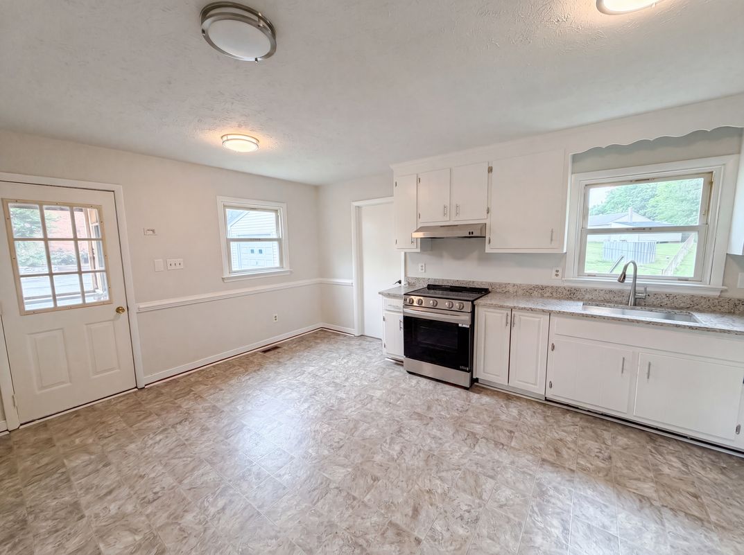 Photo 7 of 17 of 7397 Shady Grove Rd, Mechanicsville, VA