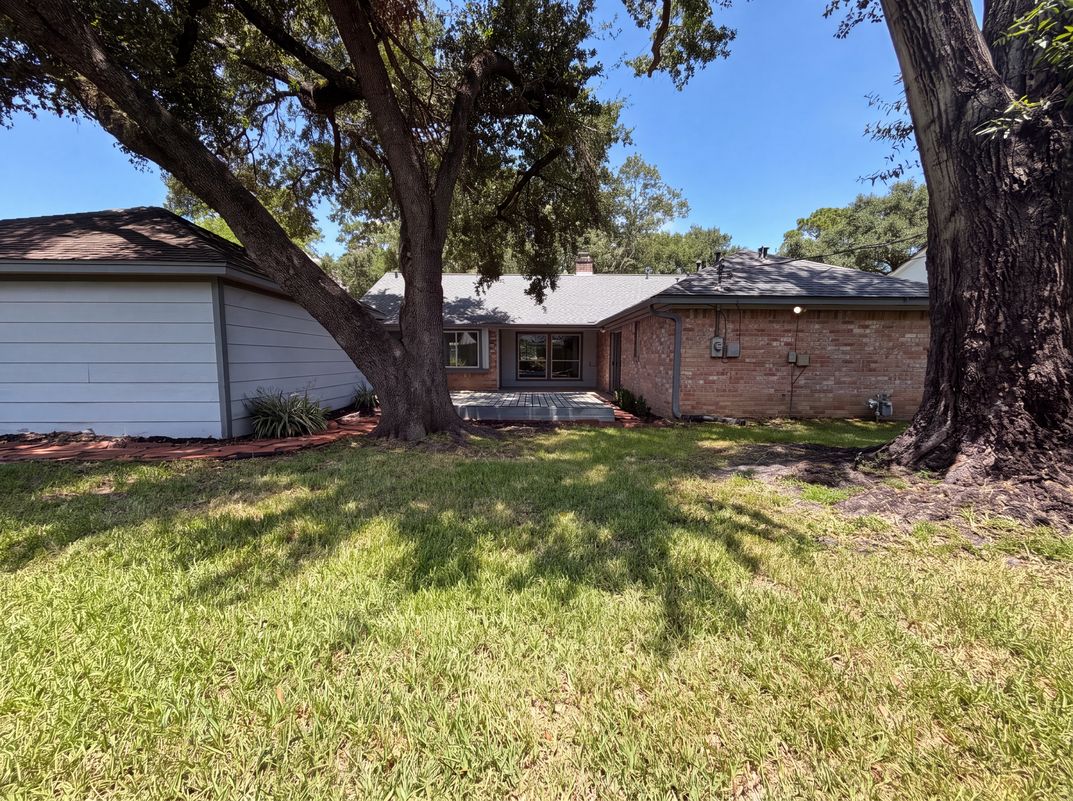 Photo 5 of 20 of 10327 Sweetwood Dr, Houston, TX