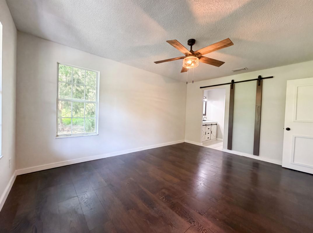 Photo 4 of 20 of 321 Paradise Cir, Satsuma, FL