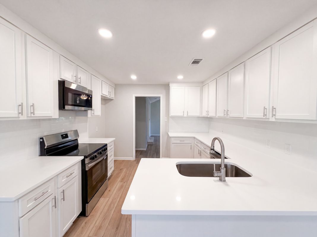 Photo 6 of 31 of 813 Wheelwood Dr, Hurst, TX