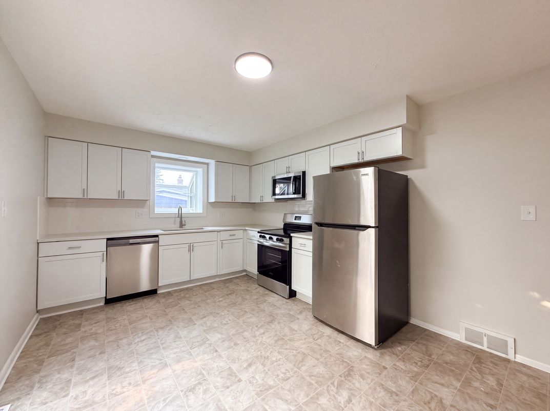 Photo 7 of 23 of 14743 Ronnie Ln, Livonia, MI