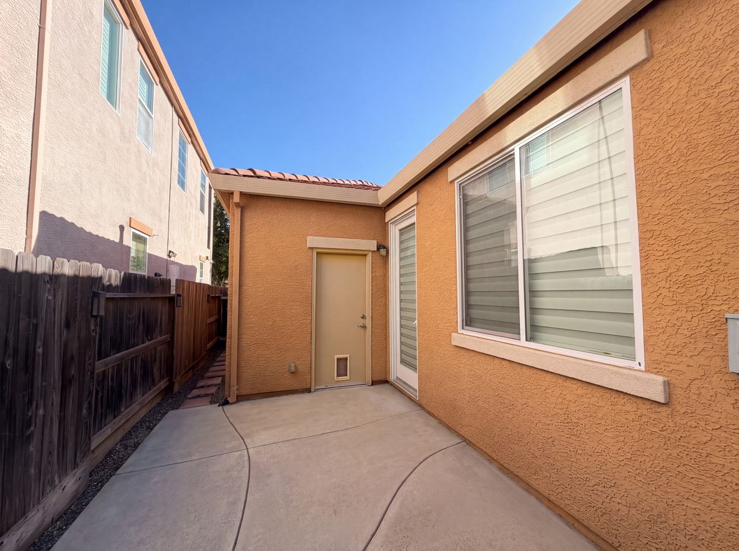 Photo 5 of 28 of 4920 Ocean Ln, Elk Grove, CA