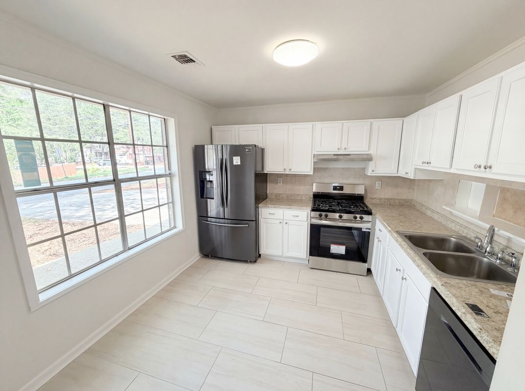 Photo 19 of 31 of 4727 Garden Hills Dr, Stone Mountain, GA