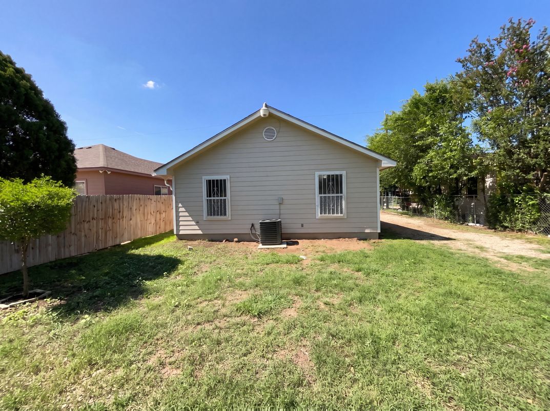 Photo 5 of 17 of 236 Lawton St, San Antonio, TX
