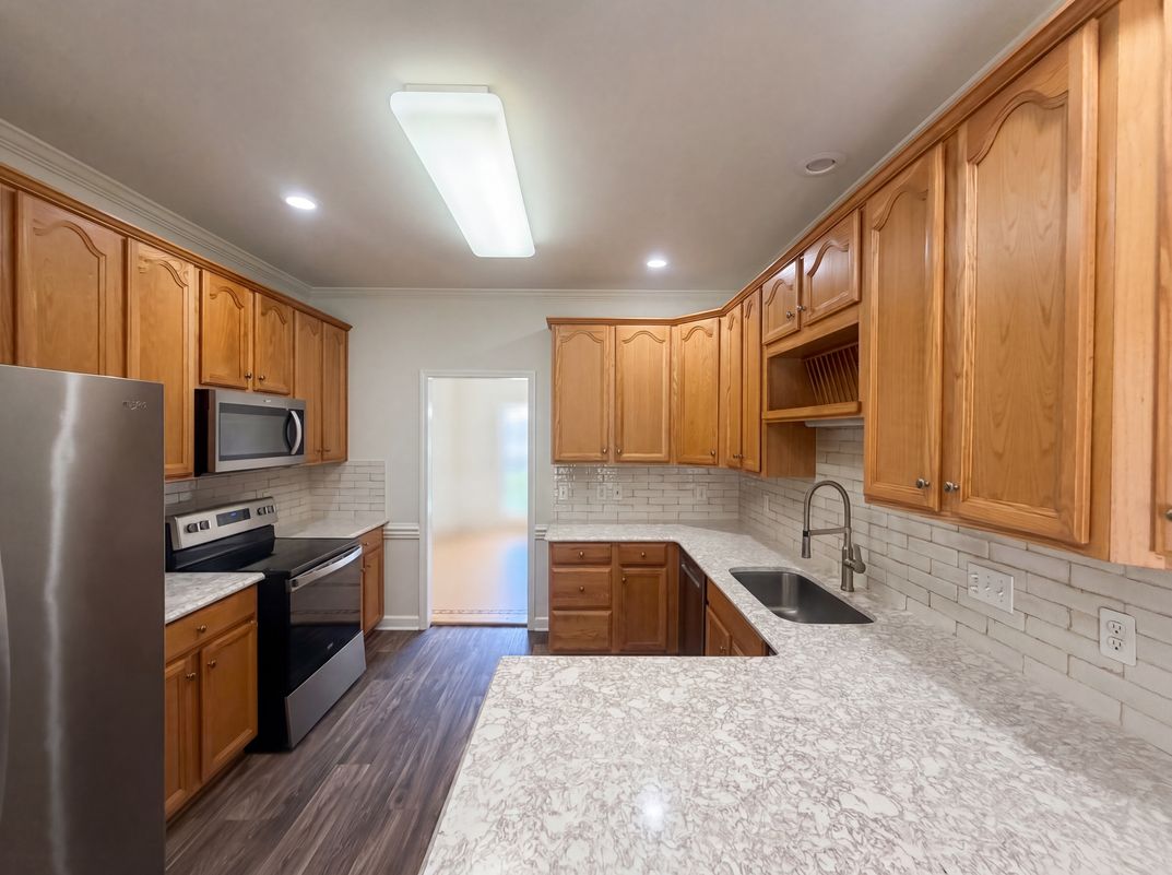 Photo 2 of 33 of 6120 Tennyson Dr, Kernersville, NC