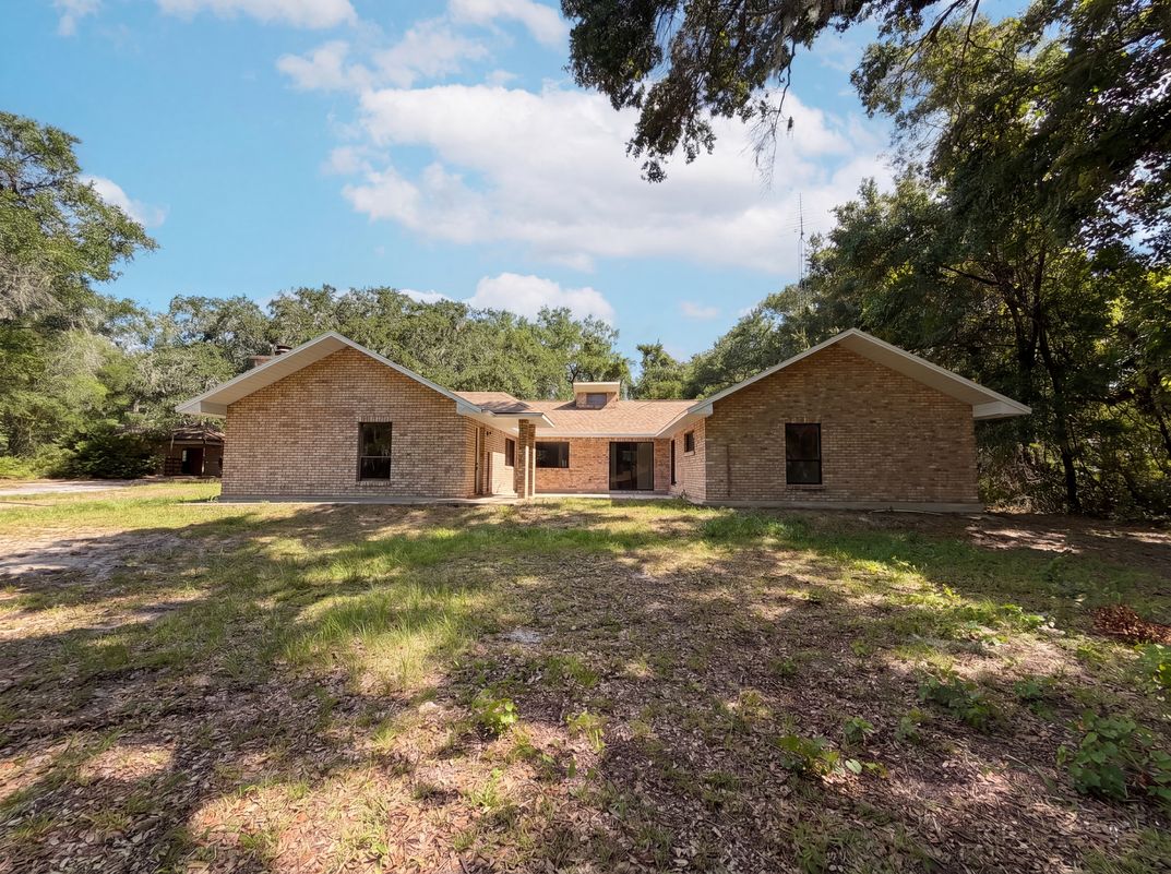 Property photo 1 of 3739 Lake Griffin Rd