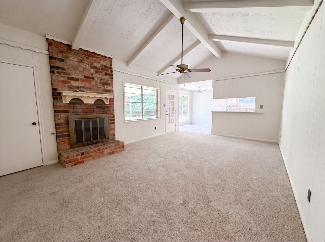 Photo 10 of 22 of 16338 Hollow Wood Dr, Houston, TX