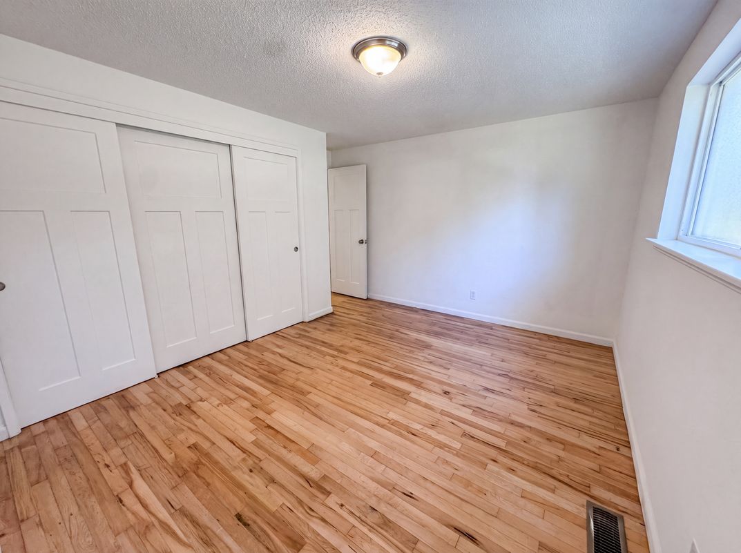 Photo 4 of 19 of 712 141st St E, Tacoma, WA