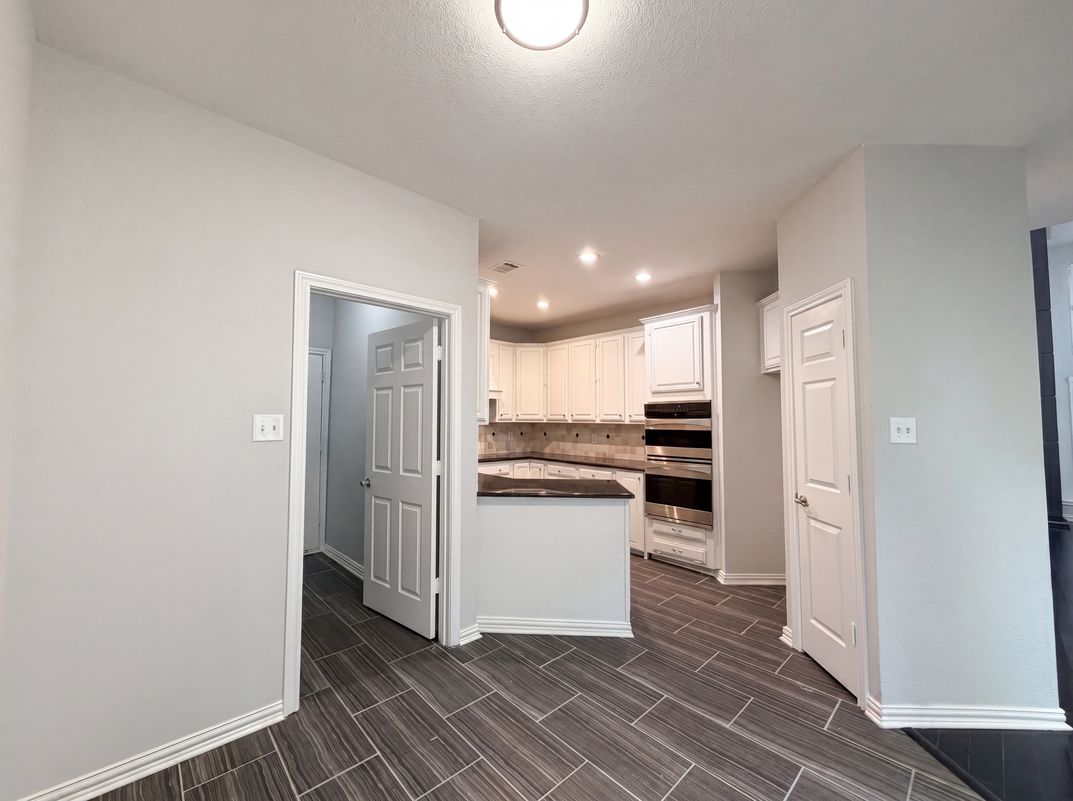 Photo 9 of 27 of 7707 Windmere Ct, Irving, TX
