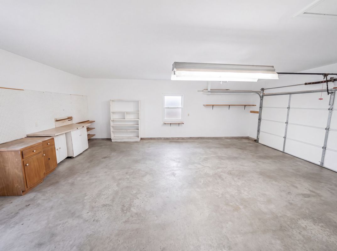 Photo 14 of 16 of 912 Hollycrest Dr, Champaign, IL