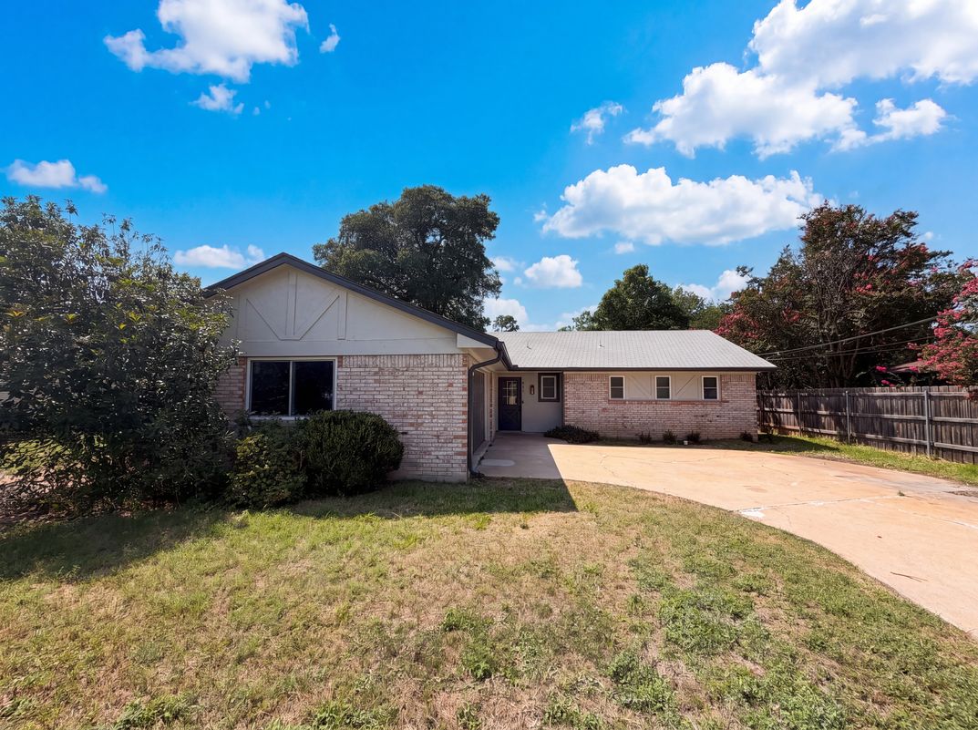 Photo 6 of 14 of 501 E Central Dr, Georgetown, TX